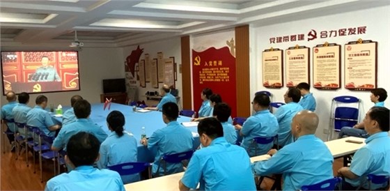 皖南電機黨委書記、副董事長管兵正在與公司黨員干部一起集中收看大會直播