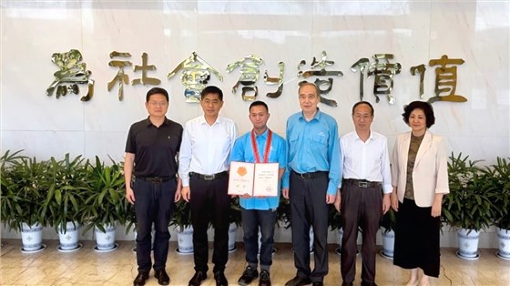 省、市總工會(huì)為皖南電機(jī)“全國(guó)五一勞動(dòng)獎(jiǎng)?wù)?rdquo;獲得者授牌頒獎(jiǎng)