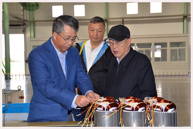 圖為中國機械工業(yè)聯(lián)合會特別顧問蔡惟慈（右一）、上海電器科學(xué)研究所(集團)有限公司黨委書記鄒孟奇（中）在公司副總經(jīng)理孫躍（左一）的陪同下參觀皖南電機生產(chǎn)車間